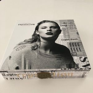 Taylor Swift Reputation VIP Collectors Box